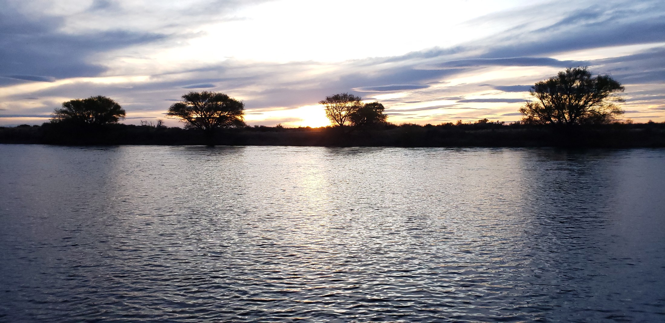 Última luz sobre el río Limay