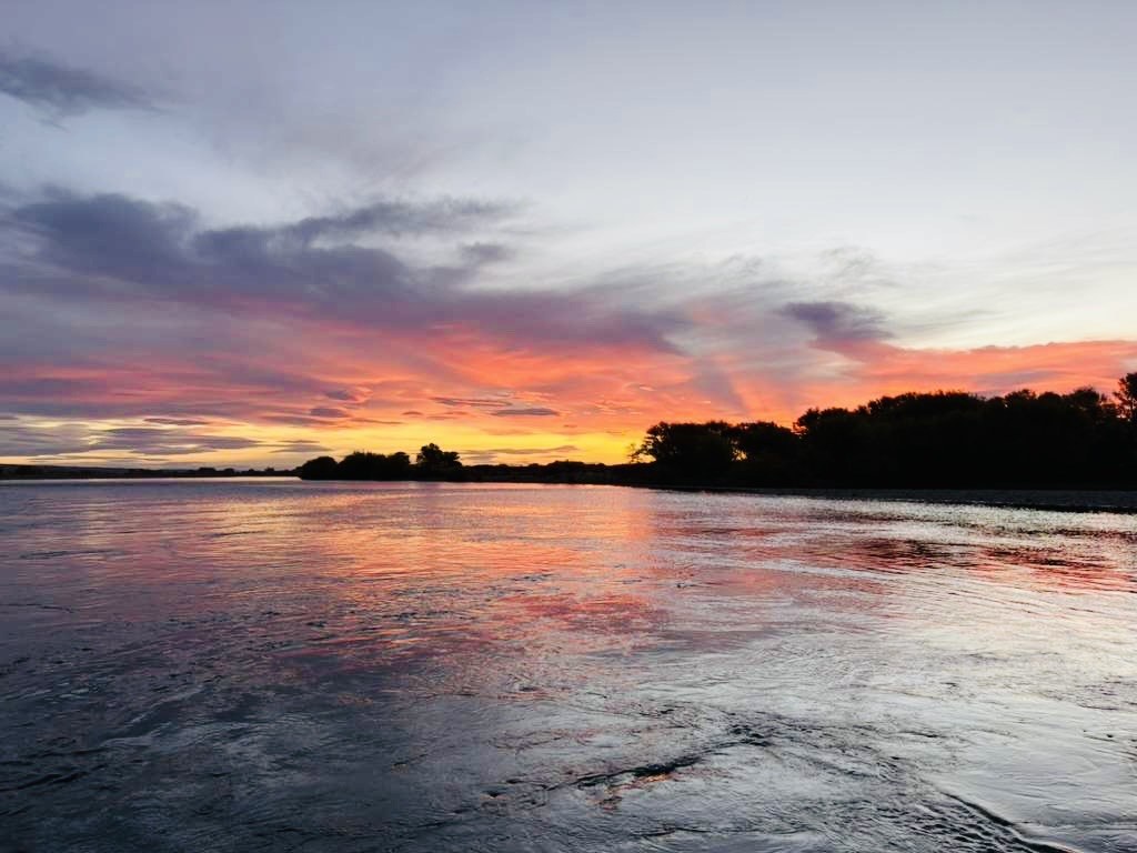 Atardecer de colores sobre el río