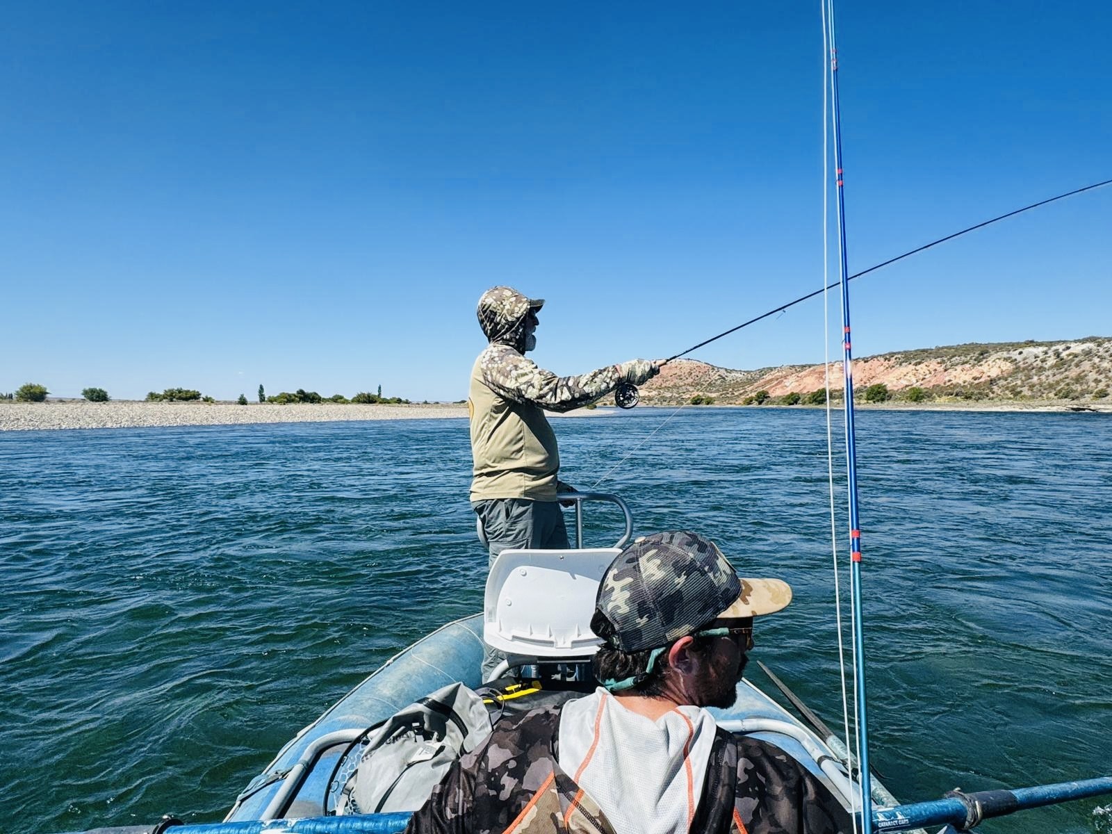 Pesca con mosca desde un bote en el Limay
