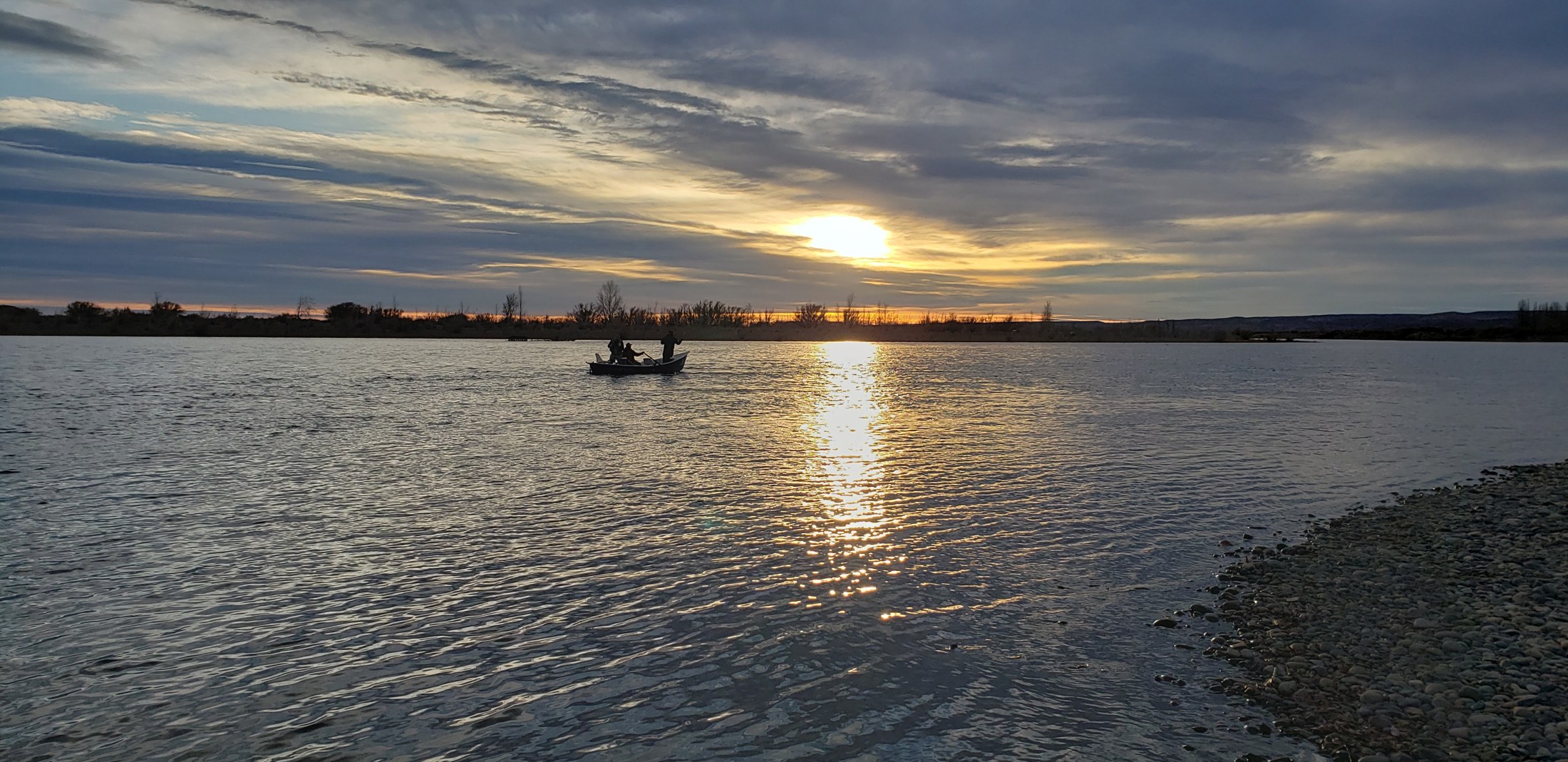 Pescadores al atardecer en el Limay